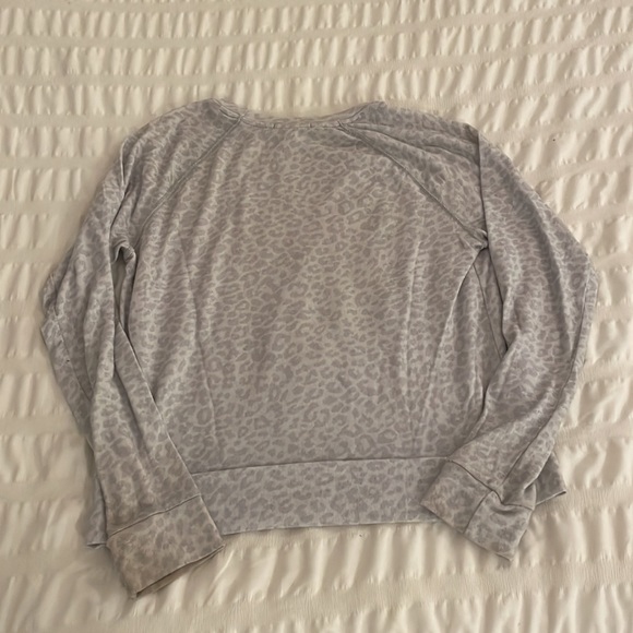 Beyond Yoga Leopard Printed Favorite Raglan Crew Pullover - Picture 2 of 3